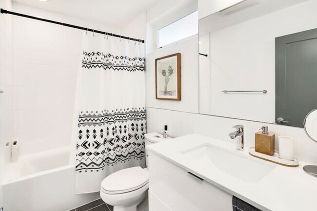 Building Photo - 632 10th Ave E