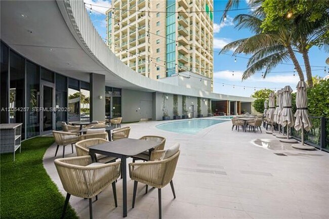 Building Photo - 2831 S Bayshore Dr