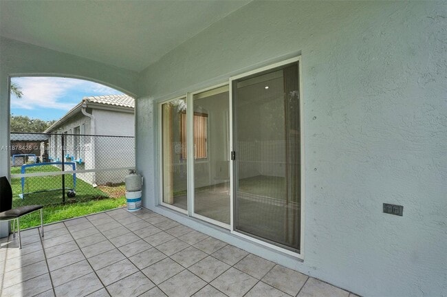Building Photo - 10660 SW 20th Ct