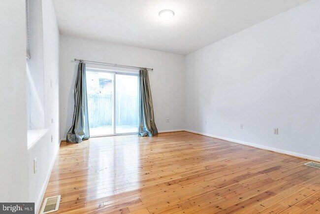 Building Photo - 1523 Green St