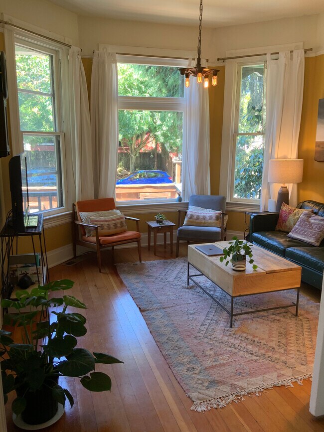 living room - 4214 N Albina Ave