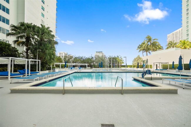 Amenities - 1800 N Bayshore Dr