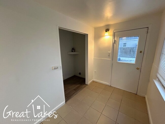 Building Photo - Lovely 2 Bedroom 1 Bathroom now available for rent