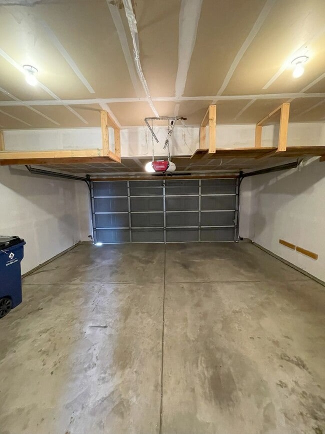 Building Photo - Beautiful 2 BED/3 BATH Louisville Townhome...