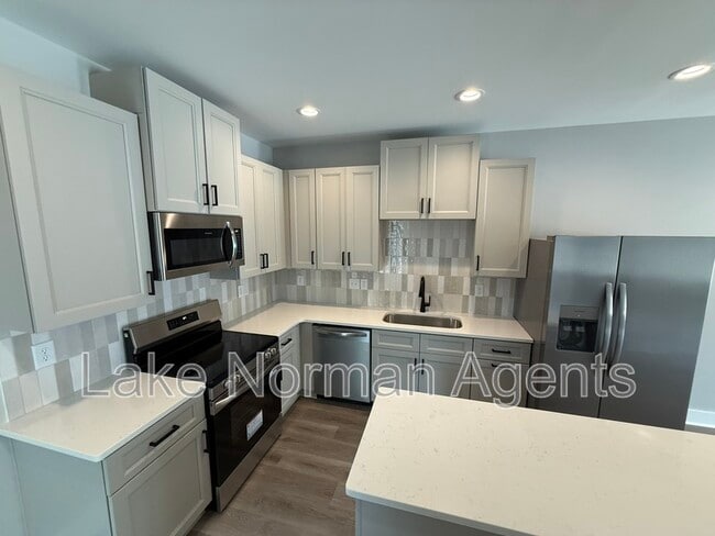 Building Photo - 525 Dellwood Dr
