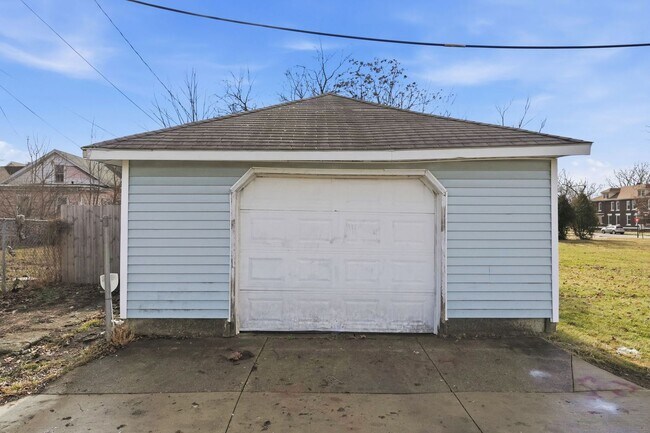 Building Photo - Stylish 2BR with Modern Upgrades