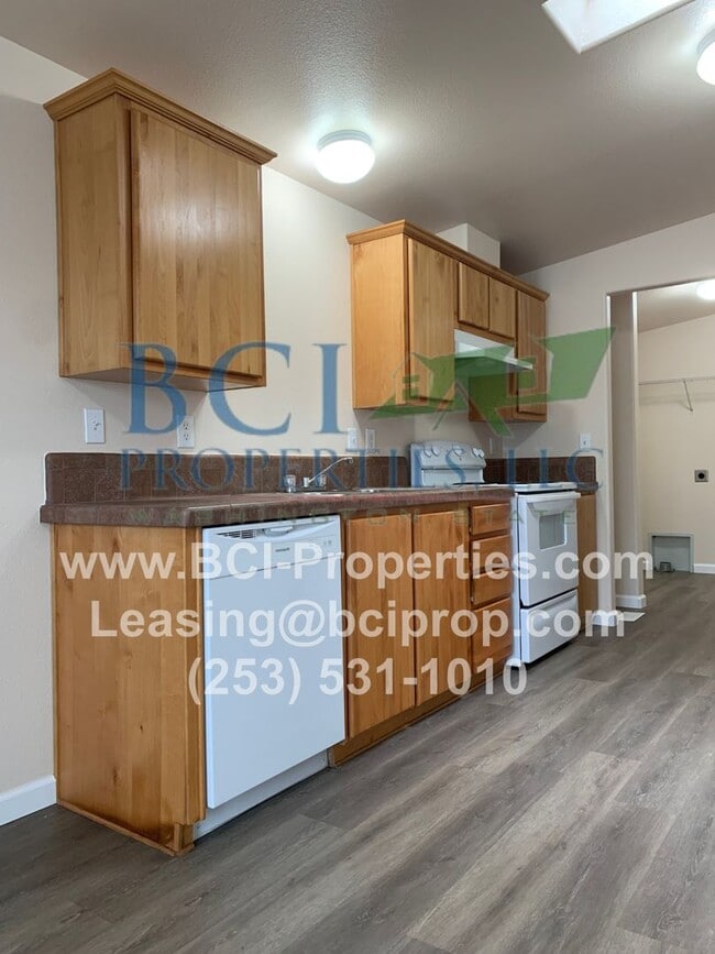 Building Photo - 3 BEDROOM, 2 BATH AVAILABLE $1795.00