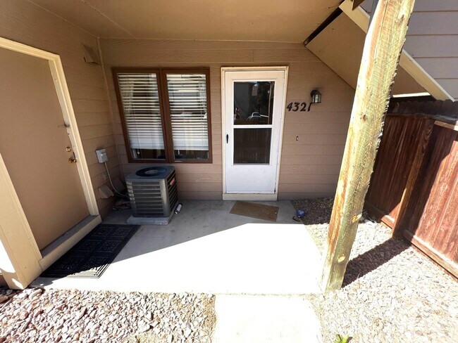 Building Photo - Cozy End-Unit Condo in Gated Community