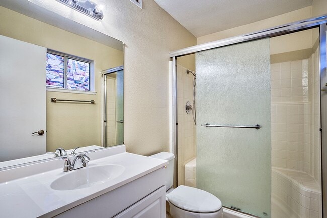 Building Photo - Fantastic 3 bed condo