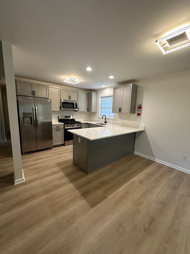 Building Photo - 325 W 15th St