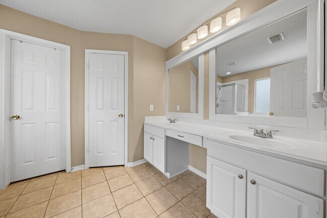 Building Photo - 15519 Elm Leaf Pl