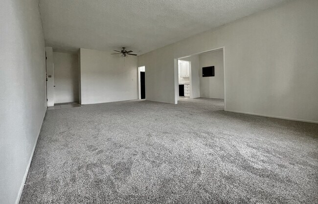 Building Photo - 6174 Buckingham Pky