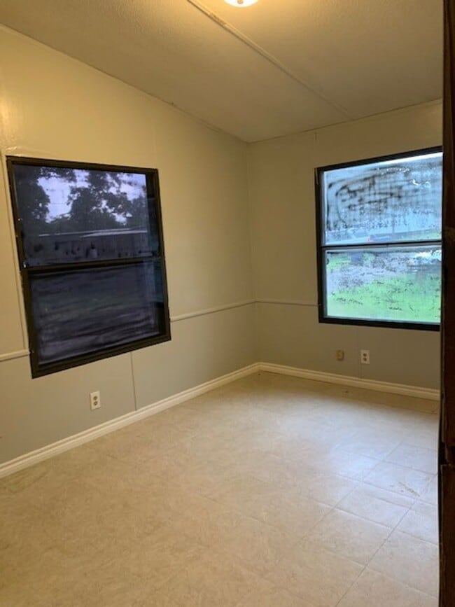 Building Photo - Double-Wide Mobile Home. Housing Accepted!
