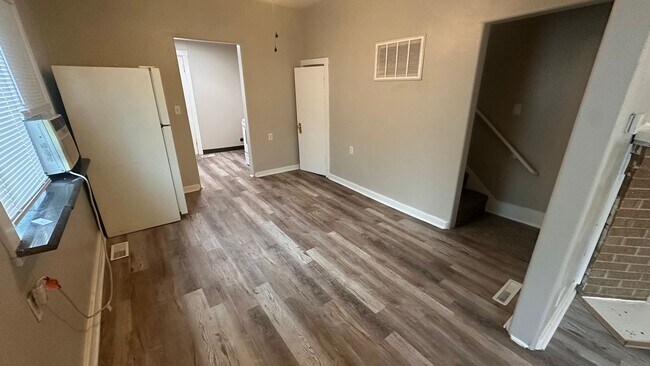 Building Photo - $695- 2 bed 1 bath - Newly Remodeled Duplex