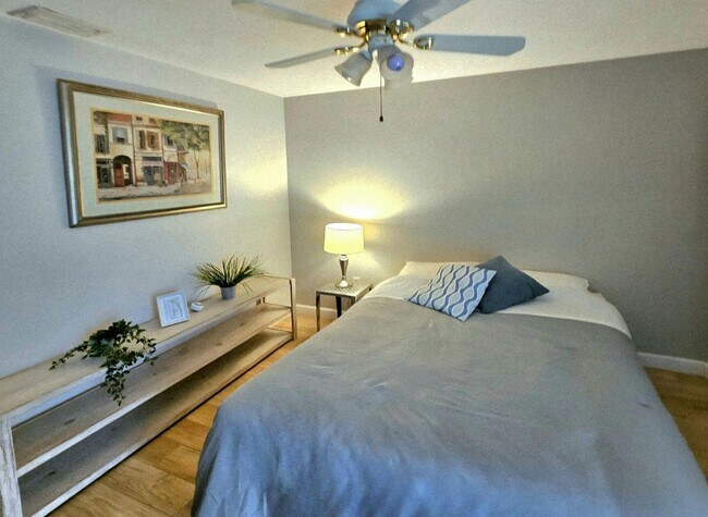 Building Photo - McGregor Woods  Community with Natural Surrounding Charm. Close to Sanibel.