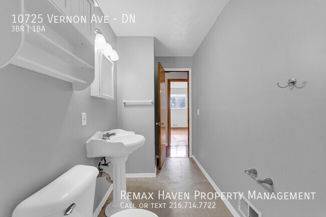 Building Photo - 10725 Vernon Ave