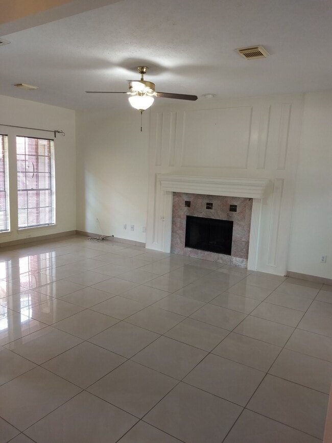 Building Photo - 7211 N Hearthstone Green Dr