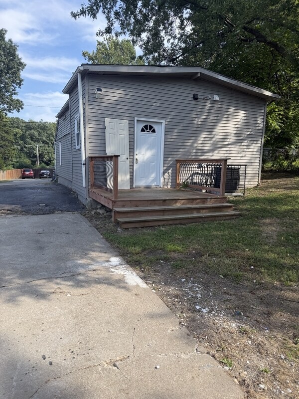 Building Photo - 5814 NE Gunn Ave