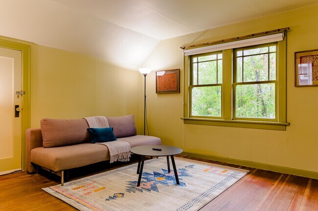 Building Photo - 517 NE Fargo St