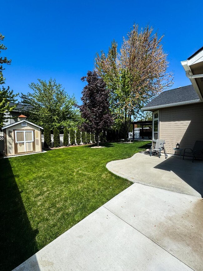 Building Photo - 5483 N Black Sand Ave