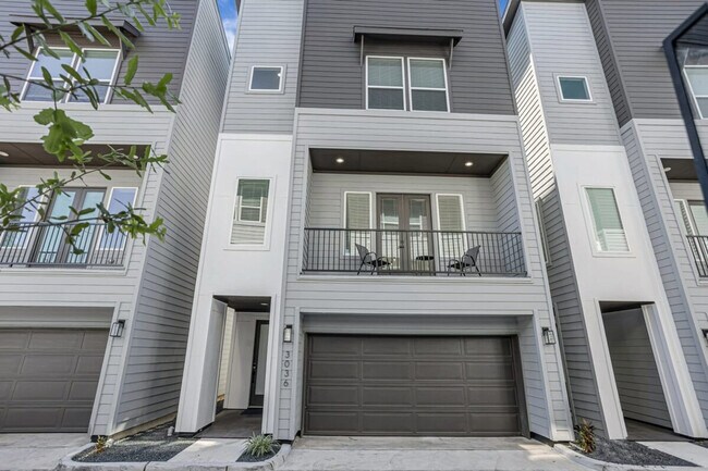 Building Photo - 3020 Live Oak St