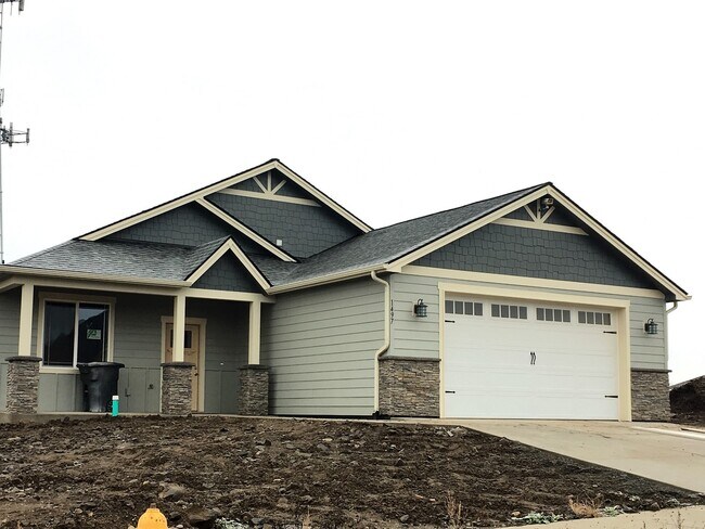 Building Photo - Don't Miss Out On This Five Mile Area 3 Be...