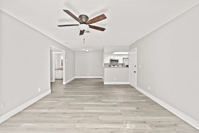 Building Photo - 7100 W Pirates Cove Rd