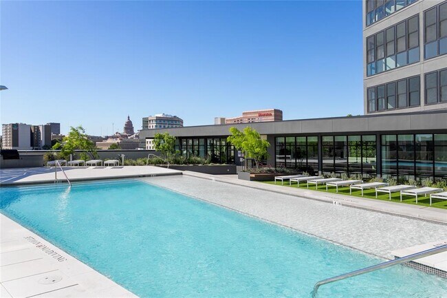 Building Photo - 800 Embassy Dr