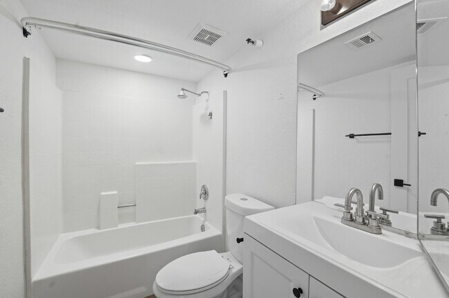 Building Photo - Stunning 2-bedroom, 2-bathroom home in the...