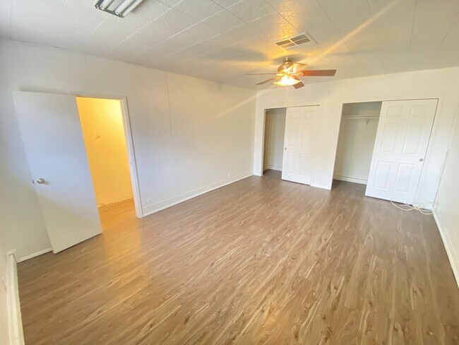 Building Photo - Charming 4 Bedroom, 3 Bath, Single-Story H...