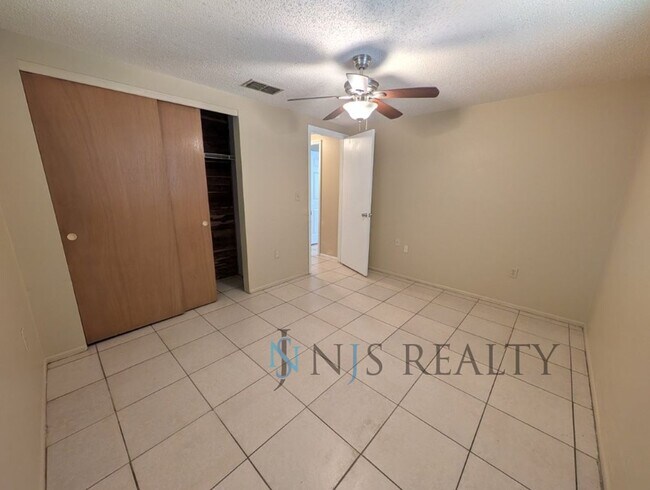 Building Photo - 11621 Meadow Dr
