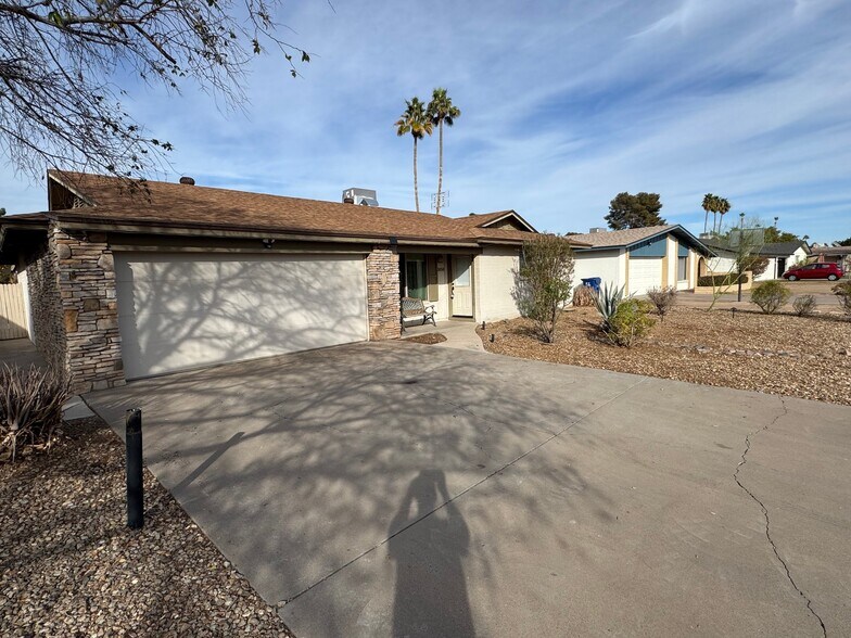 Building Photo - 2058 E Fremont Dr