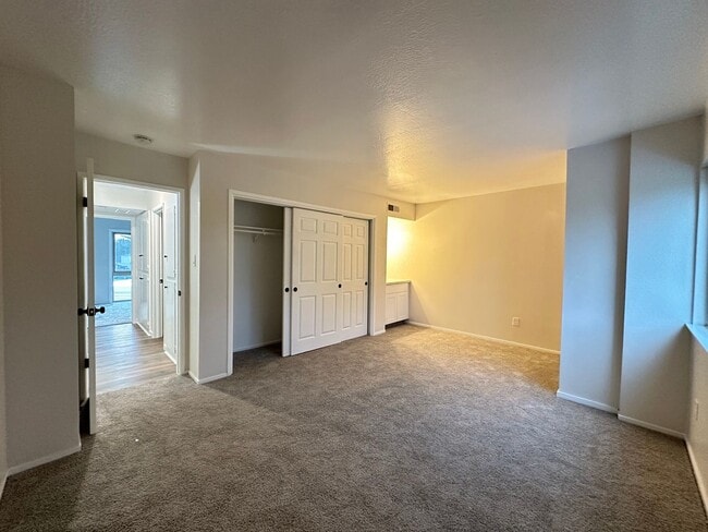 Building Photo - Upgraded Corner Townhouse - 2 bed/1.5 bath