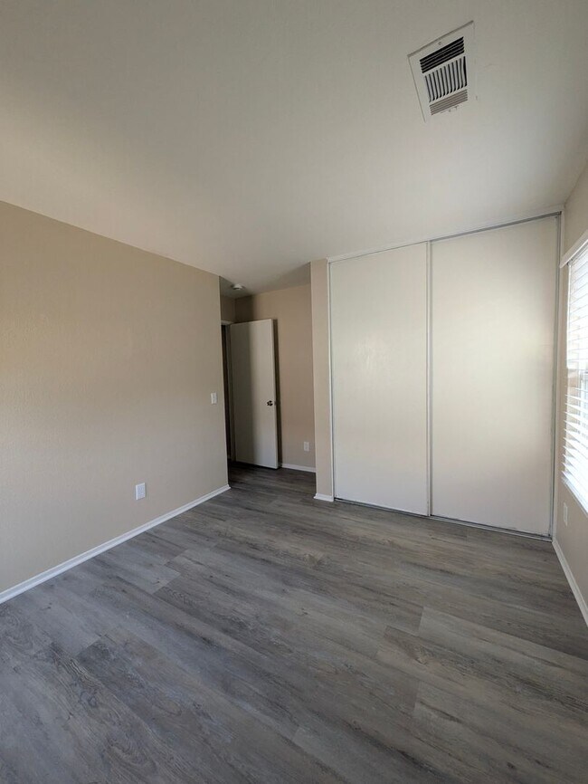 Building Photo - Beautiful 3 bedroom home