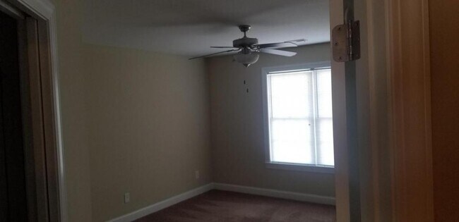 Building Photo - 405 S Pointe Dr