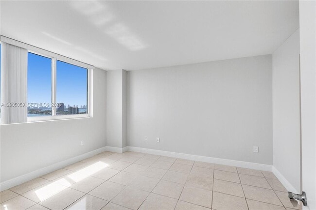 Building Photo - 1800 N Bayshore Dr