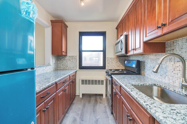 Building Photo - 2335 Hudson Terrace