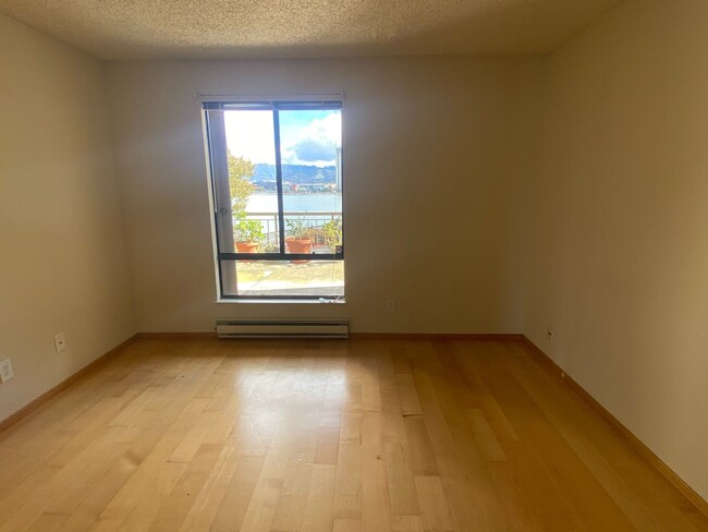 Building Photo - One bedroom condo with hardwood floors - W...