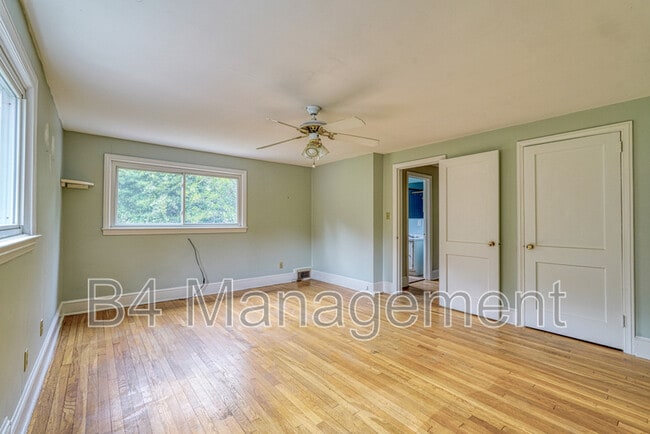 Building Photo - 925 Brentwood Dr