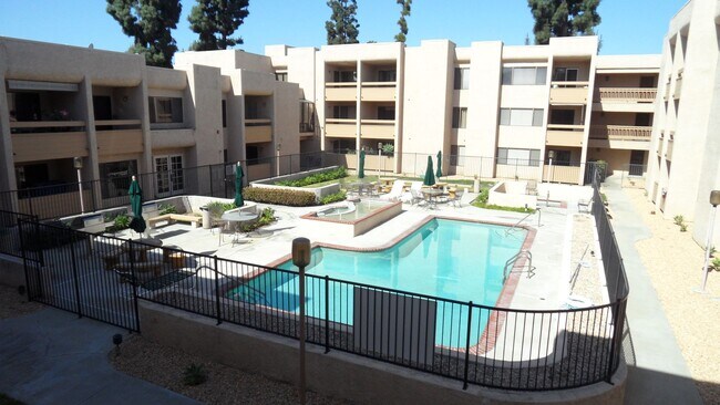 Building Photo - 55+ Senior Living Upgraded 1 BR 1 BA Gated...