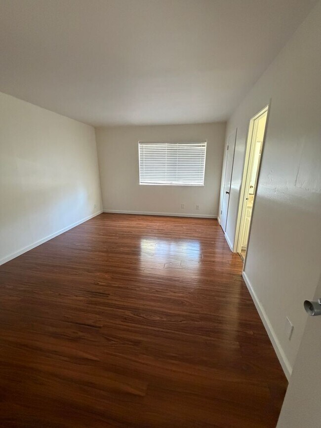 Building Photo - 5333 Parejo Dr