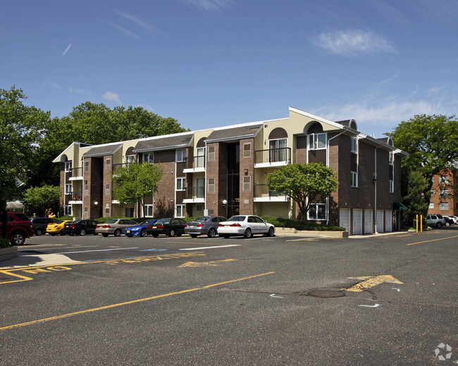 Building Photo - Carriage House