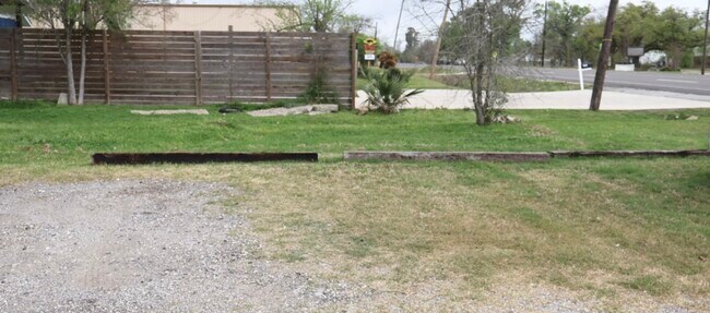 Building Photo - 7515 Bayway Dr