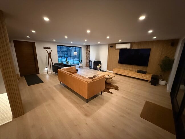 Building Photo - 204 Datura Dr