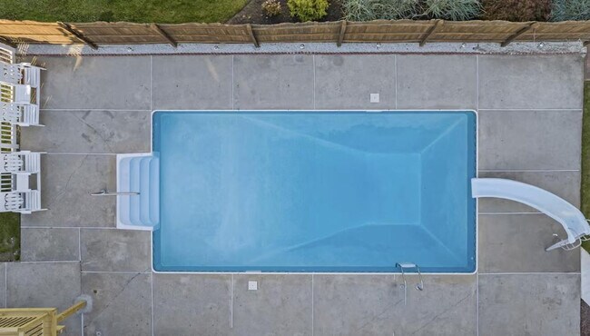 Building Photo - 445 S Riverside Dr