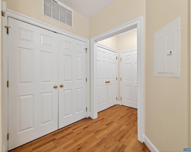 Building Photo - 949 Glenwood Station Ln