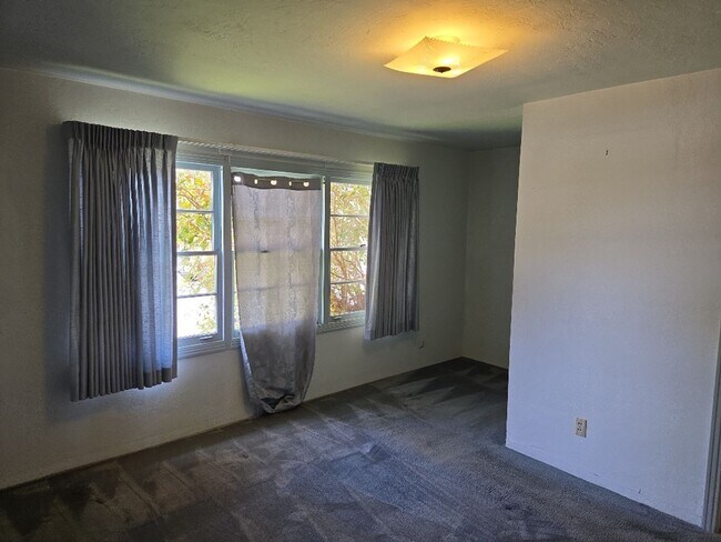 Building Photo - Spacious 4-bedroom family home features ga...