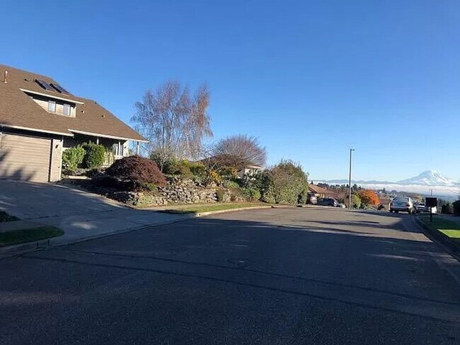 Building Photo - Luxurious 4-Bedroom Retreat with Mount Rainier Views in Dash Point