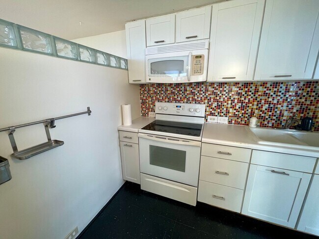 Building Photo - 1 Bedroom/1Bathroom/1Parking Unit Available Soon in Century Park Plaza!