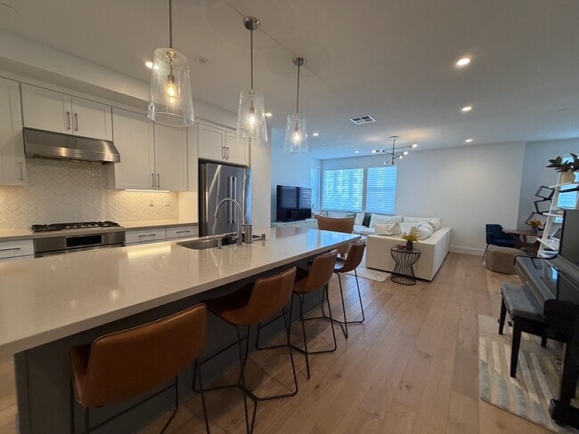 Building Photo - 561 Pilgrim Dr